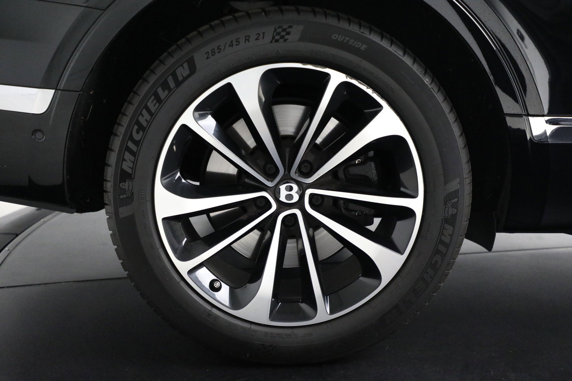 Certified 2018 Bentley Bentayga Onyx Edition image 14