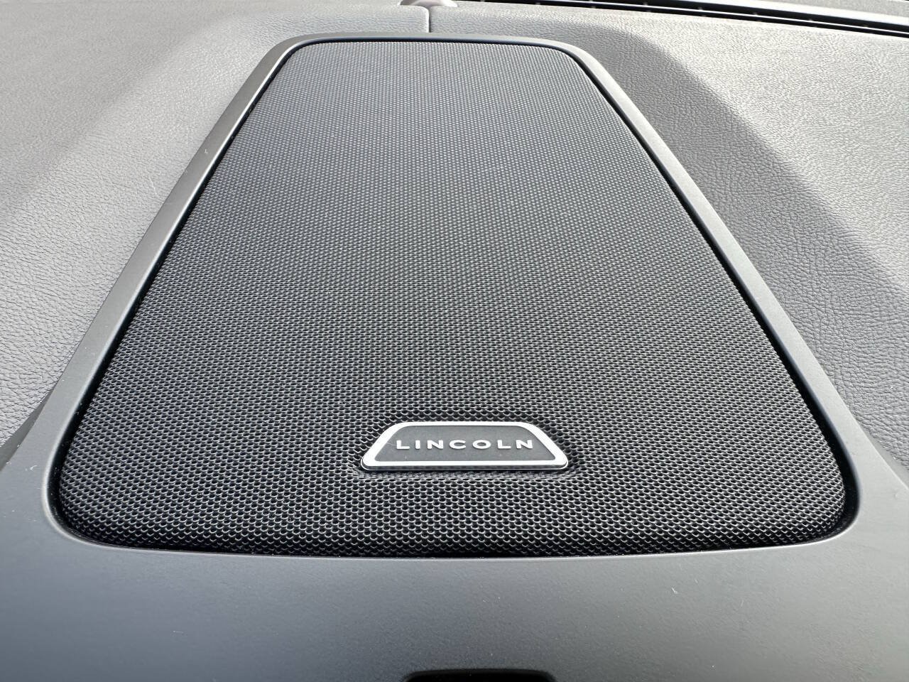 Used 2018 Lincoln Continental Select w/ Continental Climate Package FWD image 26