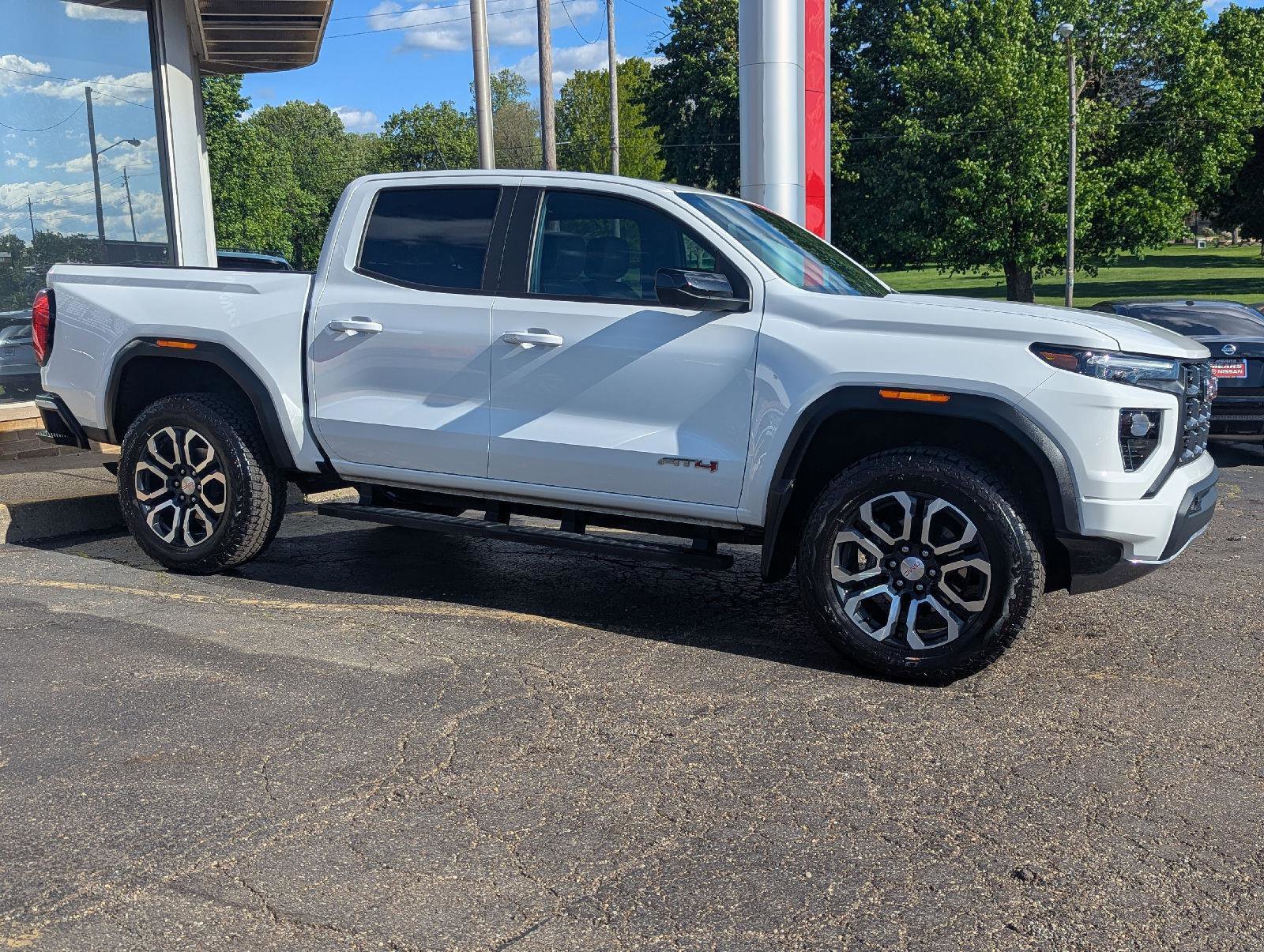 Used 2023 GMC Canyon AT4 w/ AT4 Premium Package AWD/4WD image 8