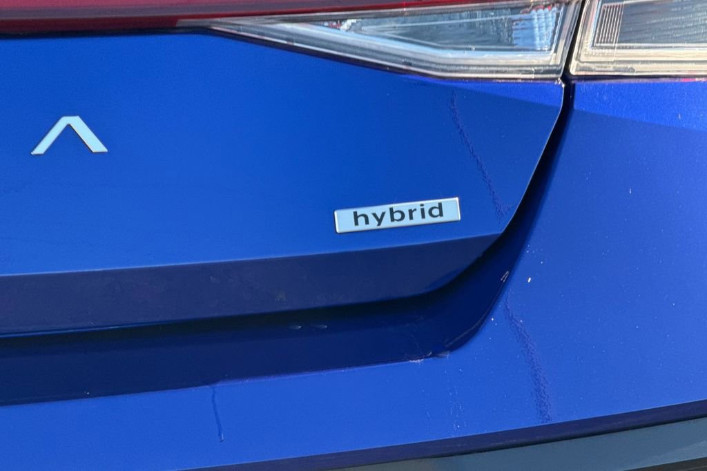 Used 2025 Hyundai Elantra Limited image 24