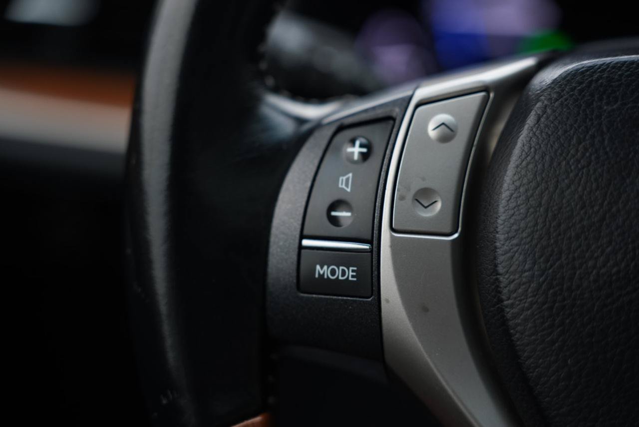 Used 2013 Lexus ES 300h w/ Luxury Pkg FWD image 16