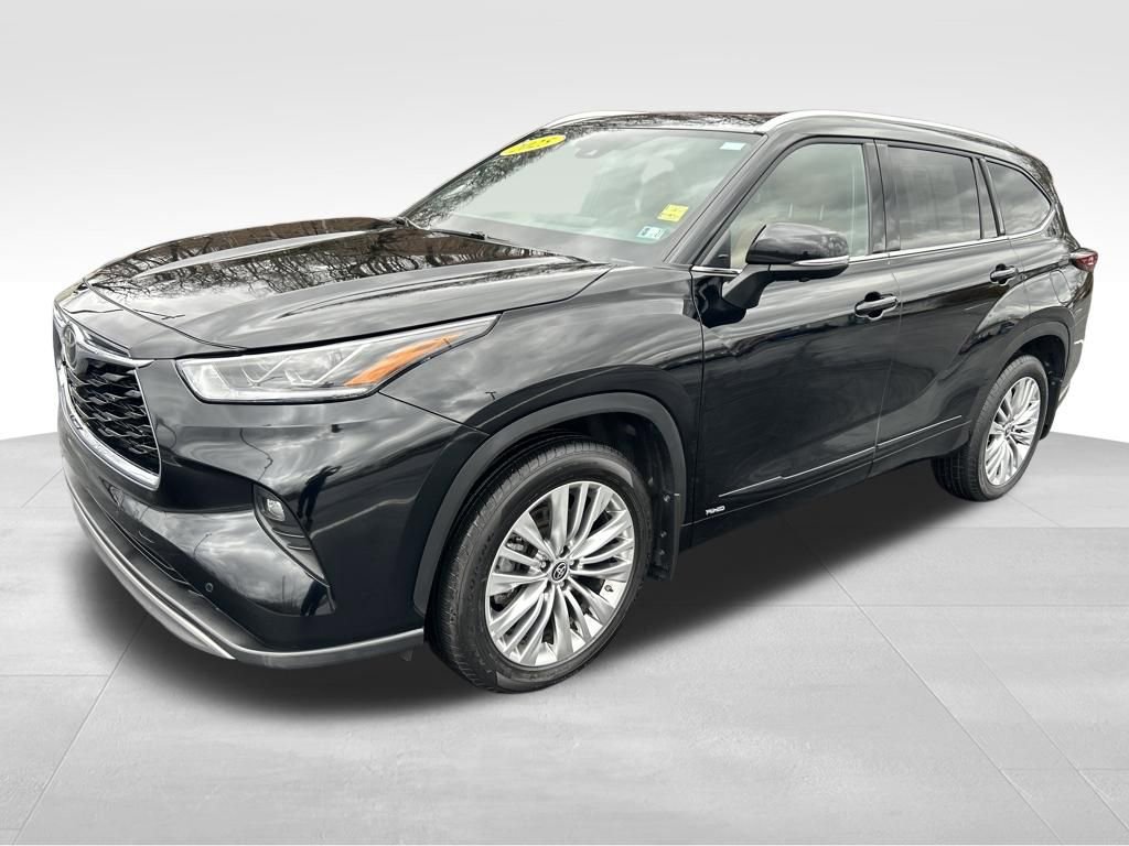 Certified 2025 Toyota Highlander Platinum image 1