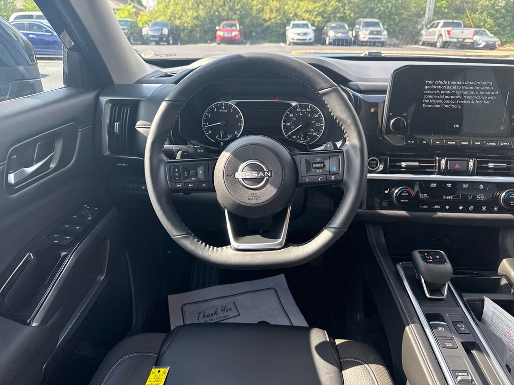 Used 2024 Nissan Pathfinder SL FWD image 17
