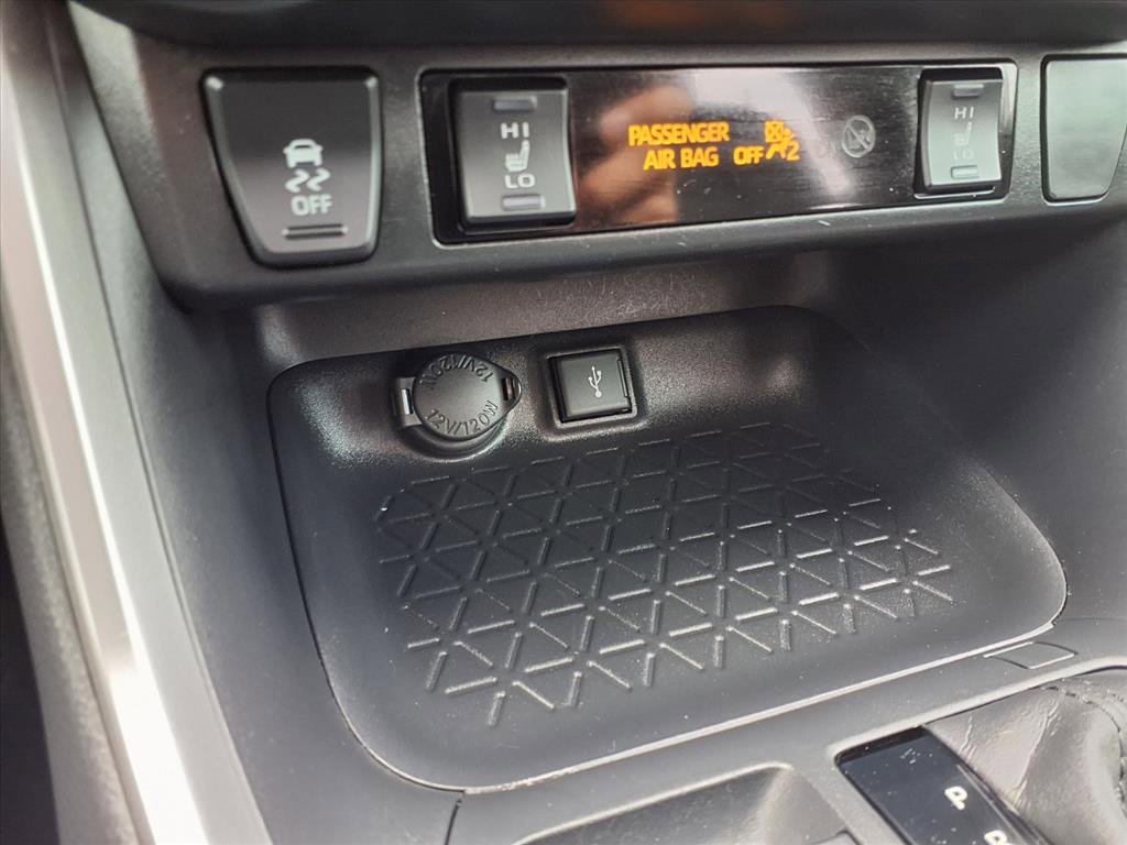 Used 2022 Toyota RAV4 SE w/ Convenience Package image 13