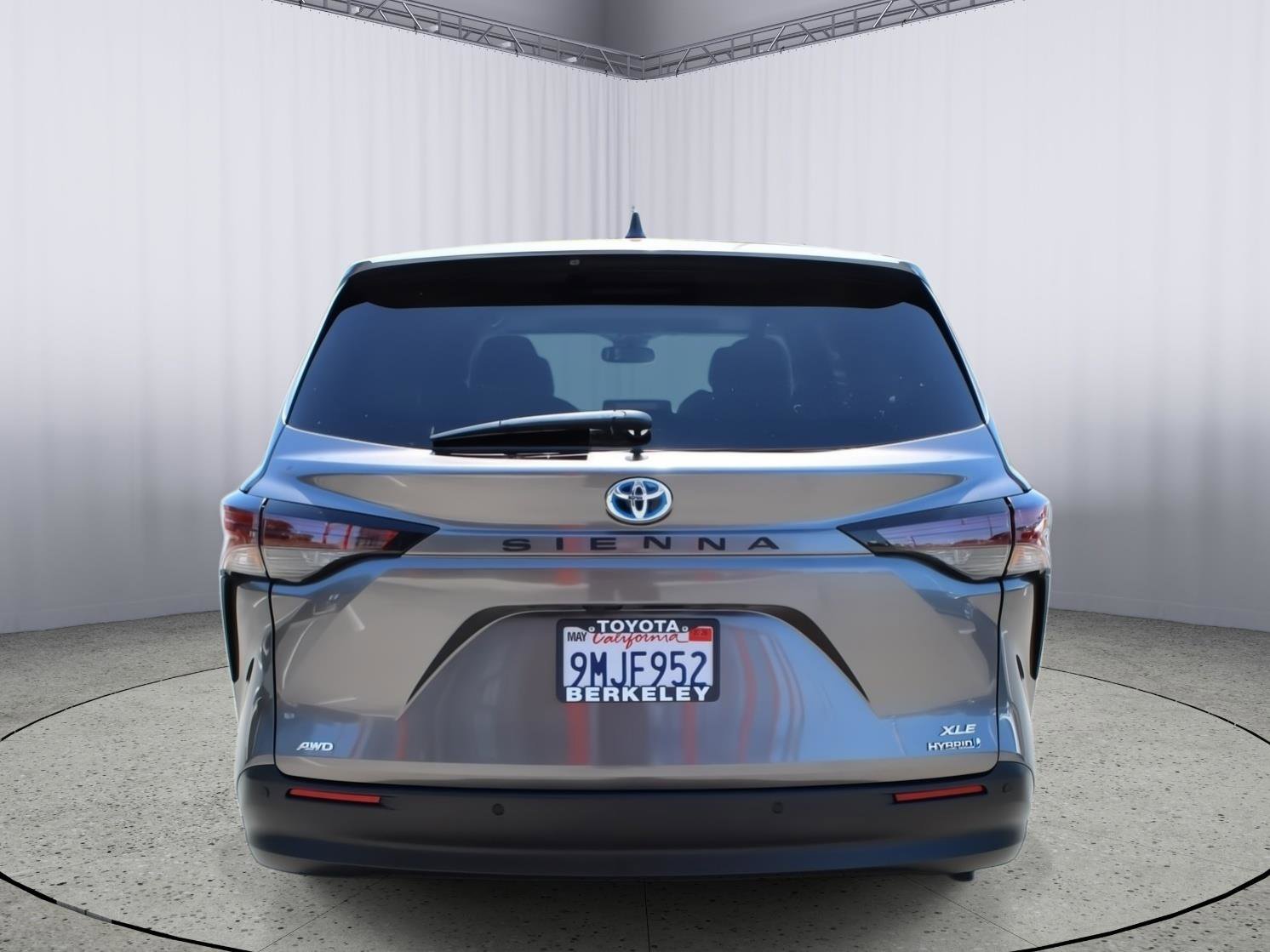 Used 2024 Toyota Sienna XLE AWD/4WD image 7