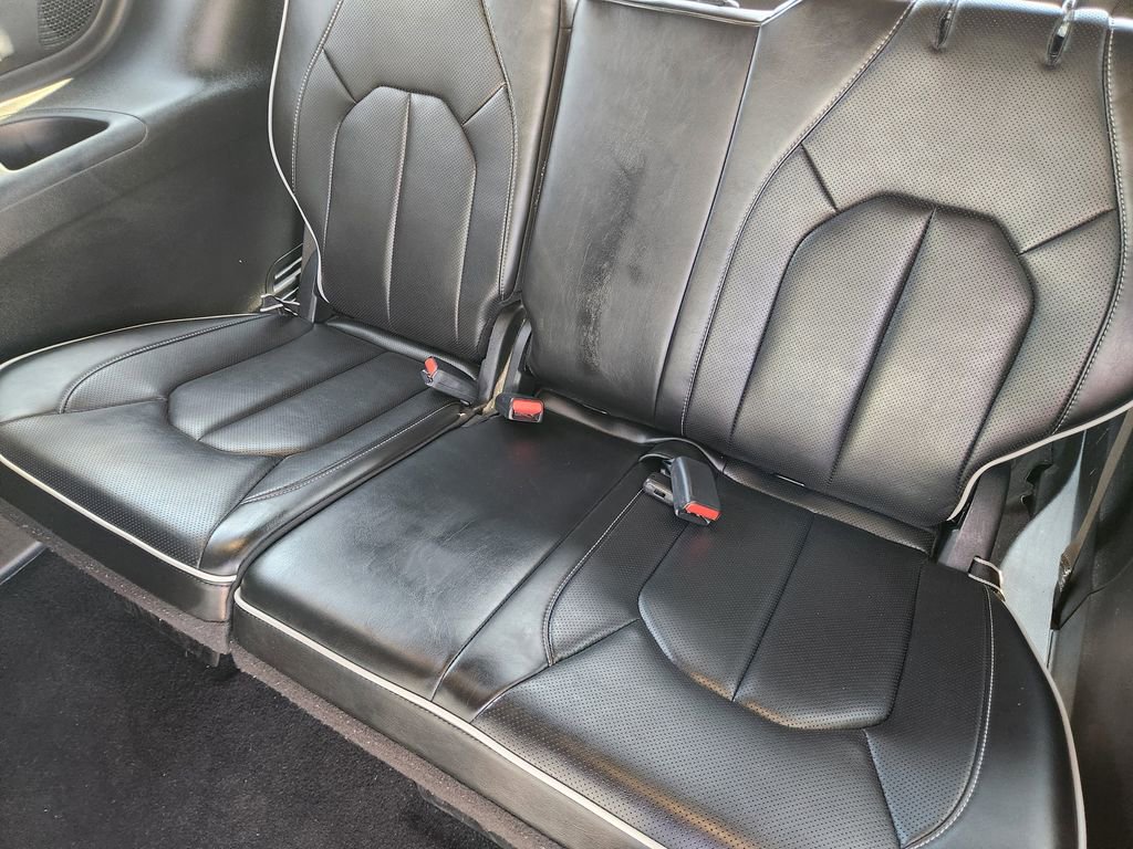 Used 2025 Chrysler Pacifica Limited image 32