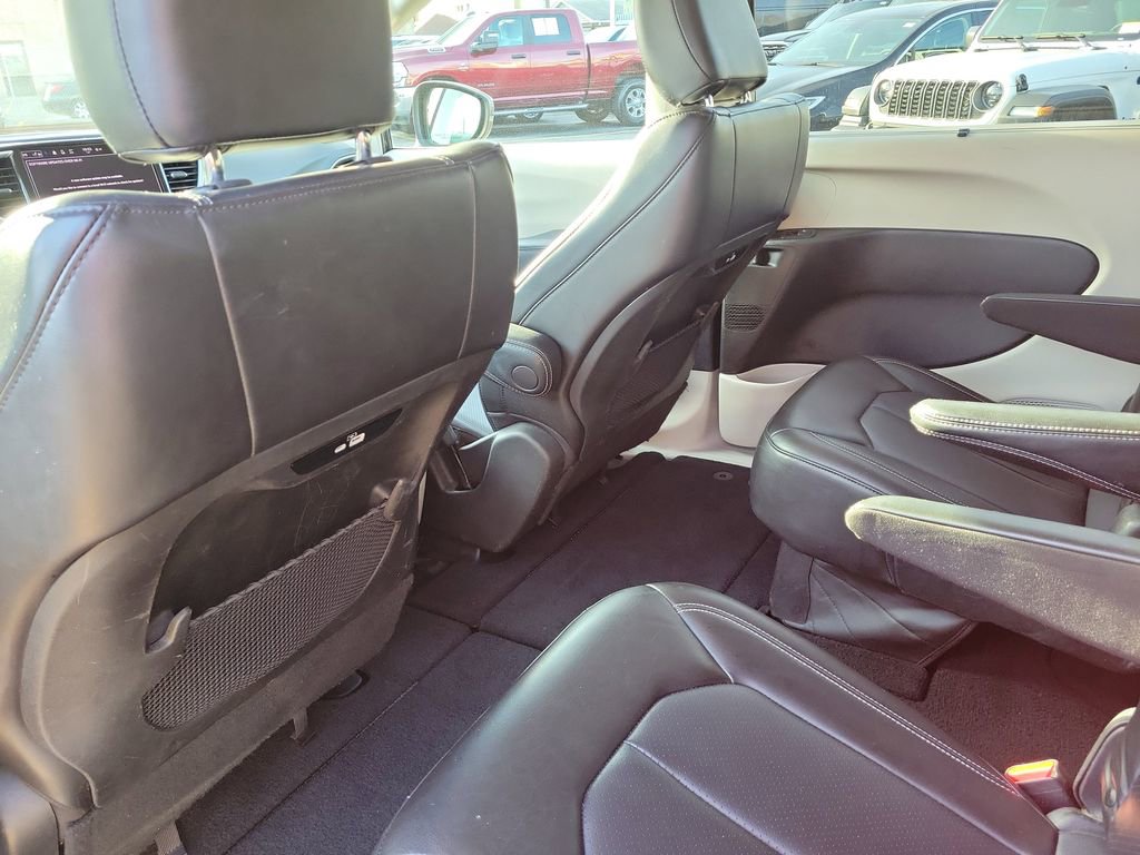 Certified 2023 Chrysler Pacifica Touring-L image 19
