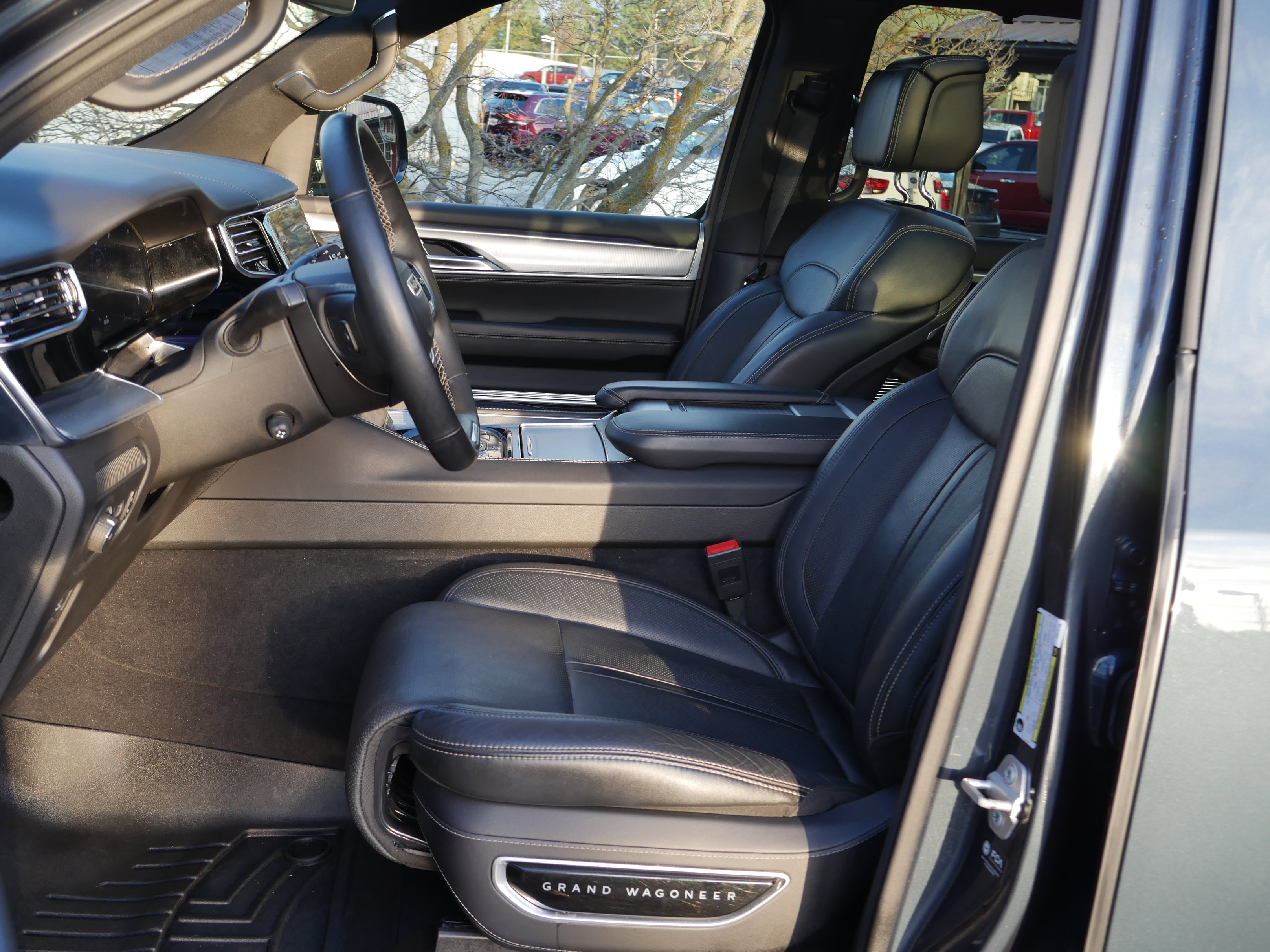 Used 2023 Jeep Grand Wagoneer 4WD image 3