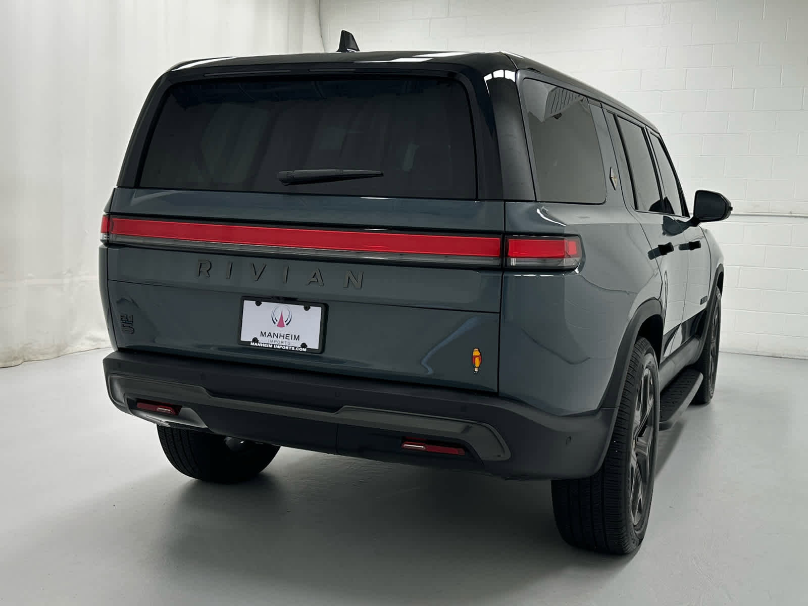 Used 2026 Rivian R1S Premium image 6