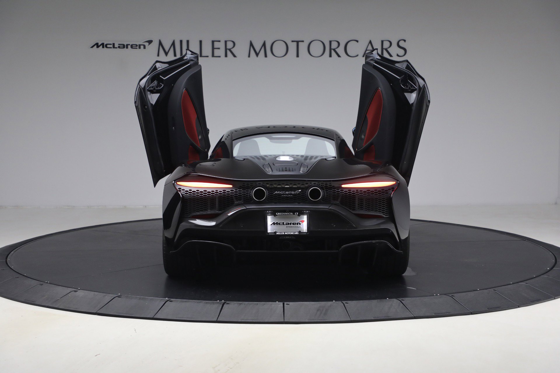Used 2024 McLaren Artura RWD image 17