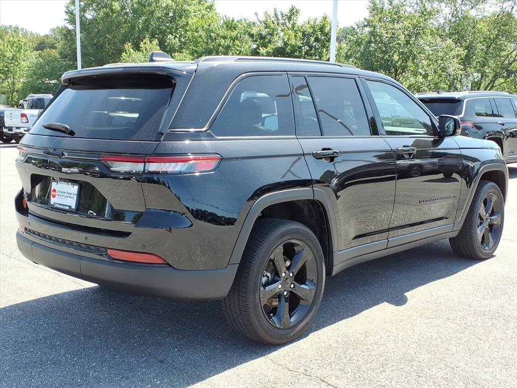 Used 2024 Jeep Grand Cherokee Altitude AWD/4WD image 6