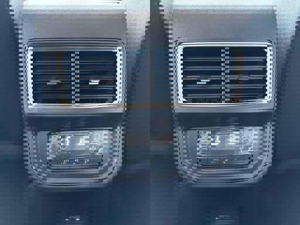 New 2025 Volkswagen Atlas SE image 16
