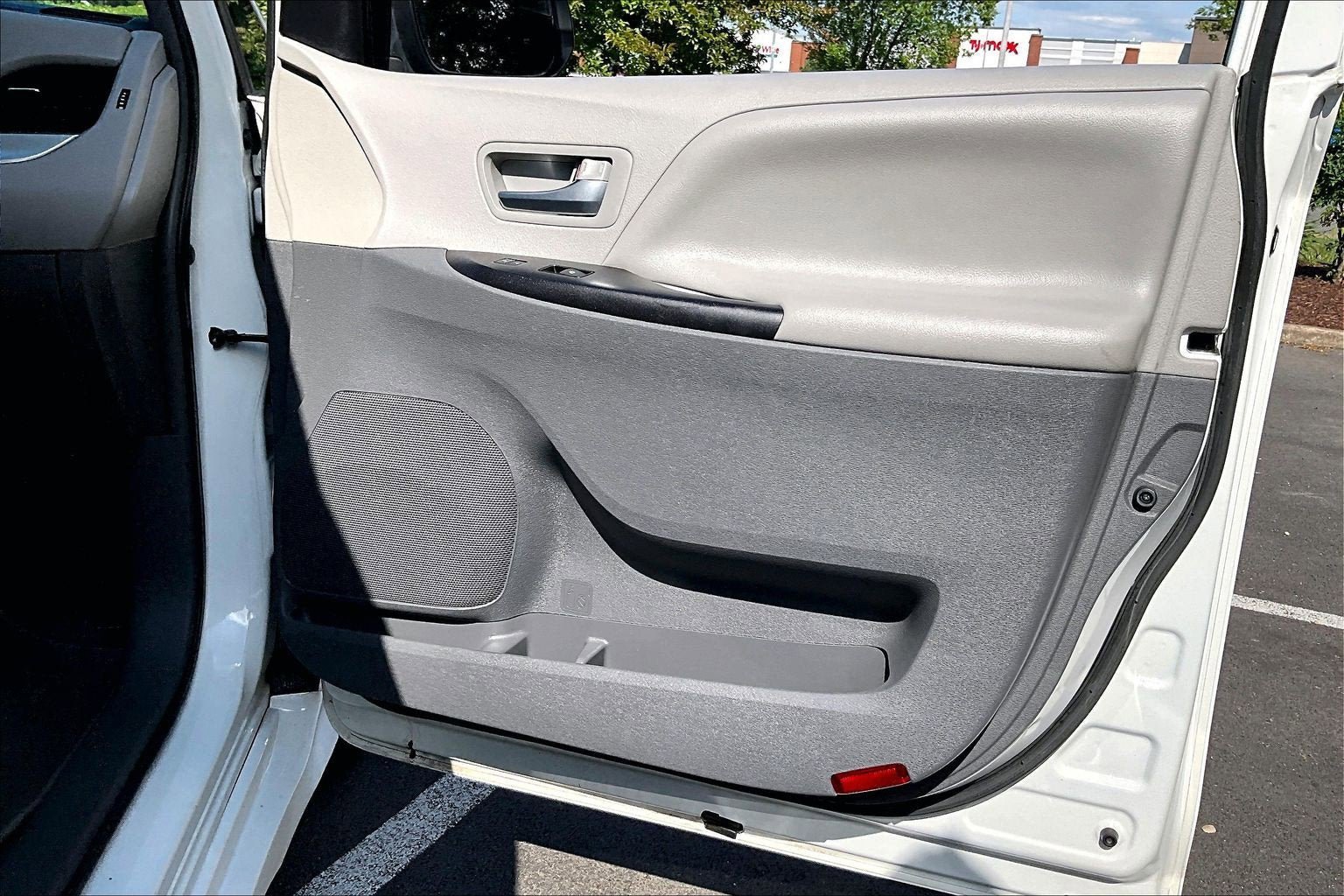 Used 2019 Toyota Sienna LE FWD image 21
