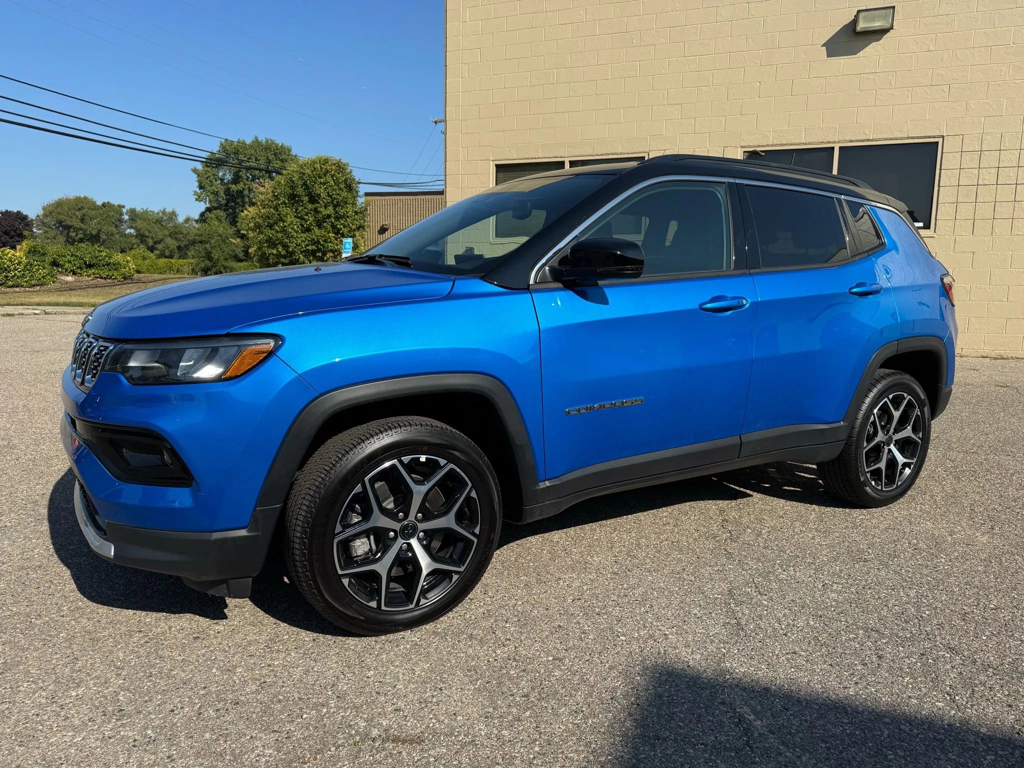 Used 2025 Jeep Compass Limited image 4