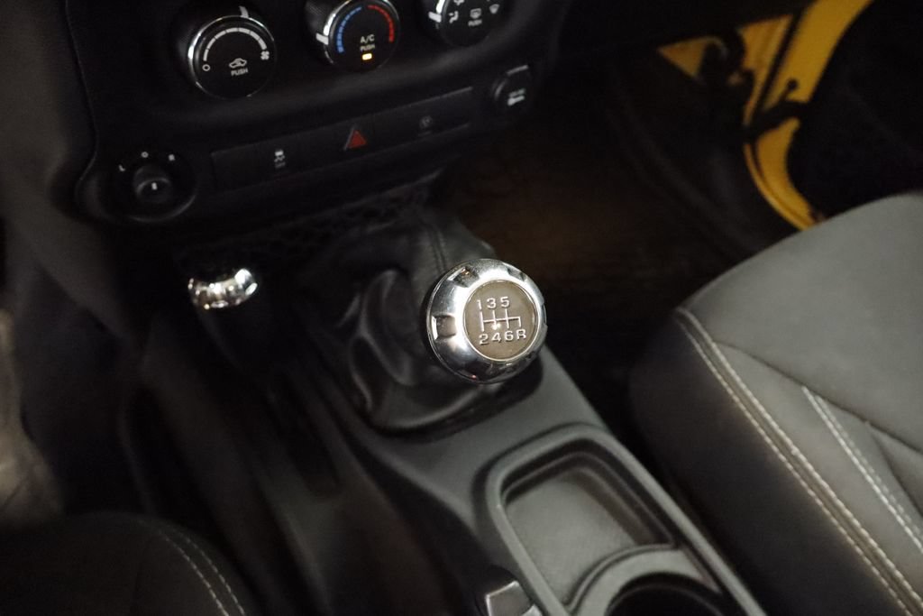 Used 2015 Jeep Wrangler Rubicon AWD/4WD image 27