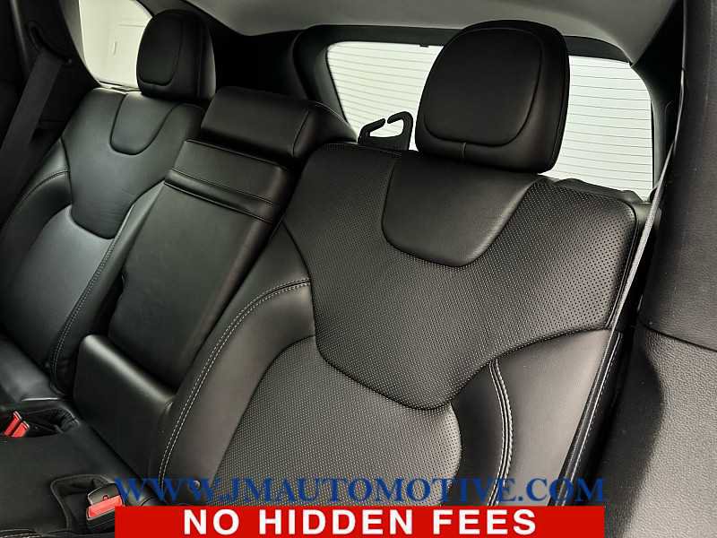 Used 2019 Jeep Cherokee Limited image 16