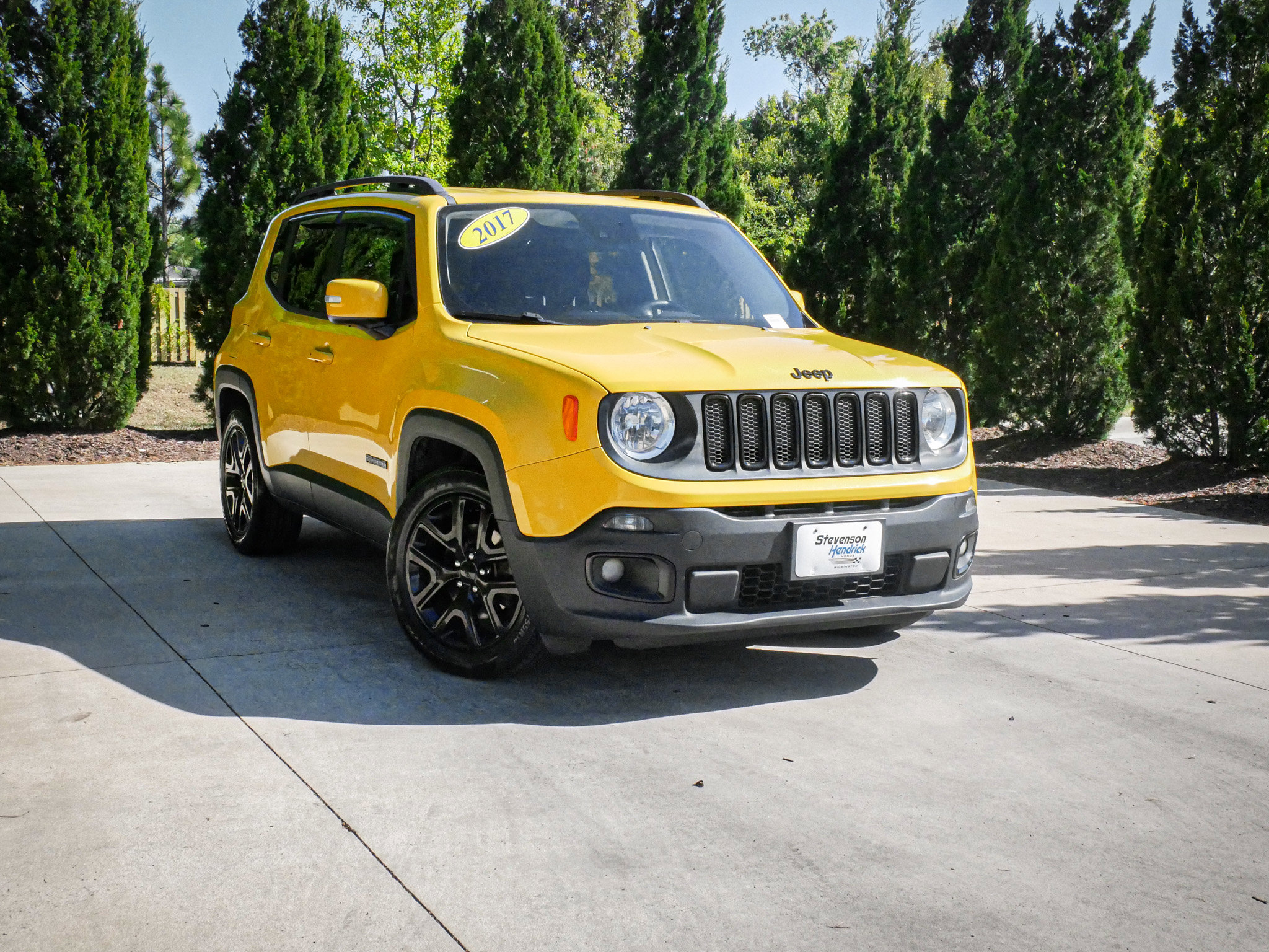 Used 2017 Jeep Renegade Altitude w/ Advanced Technology Group FWD video 2