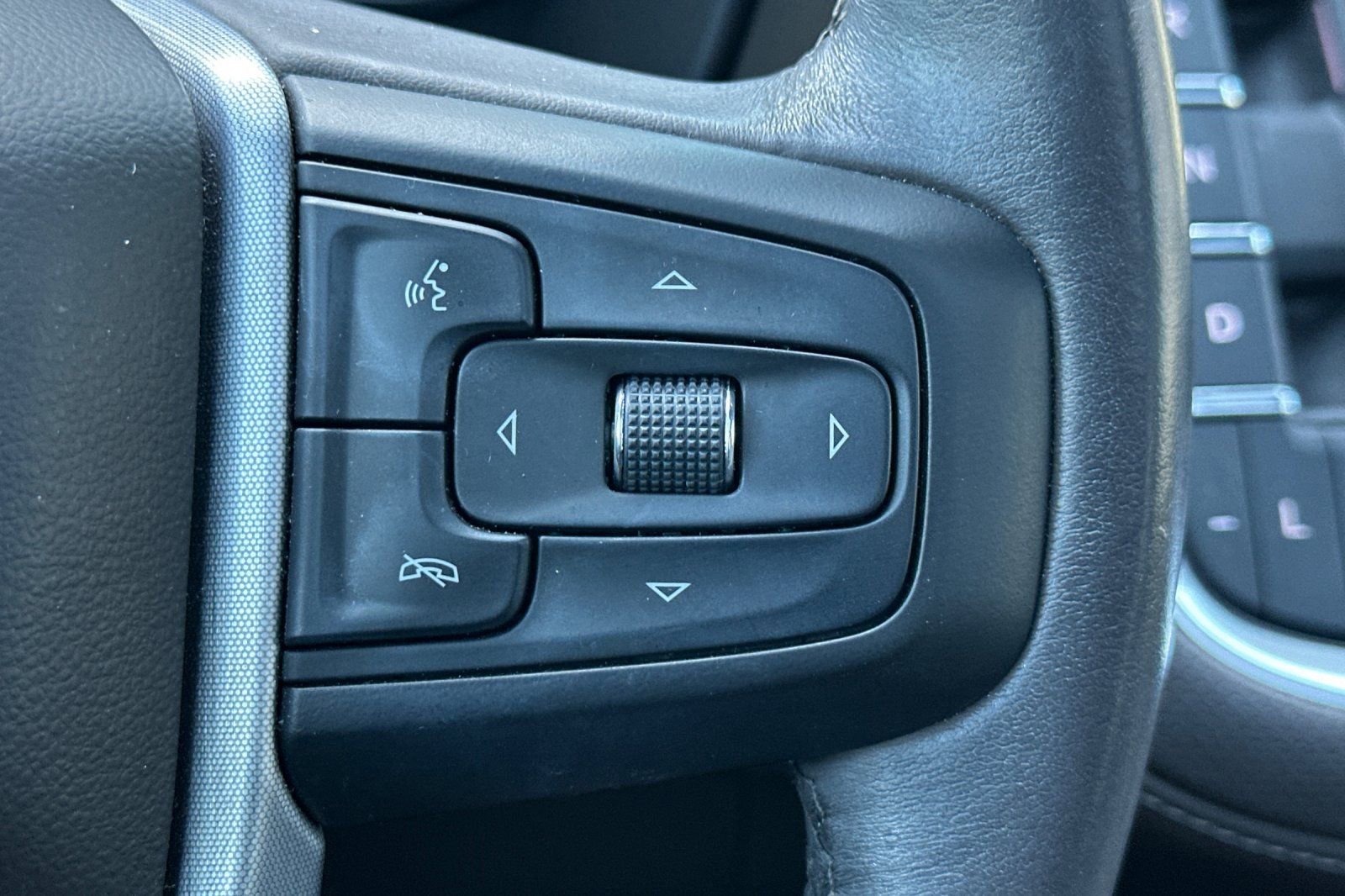 Used 2023 GMC Yukon SLT AWD/4WD image 38