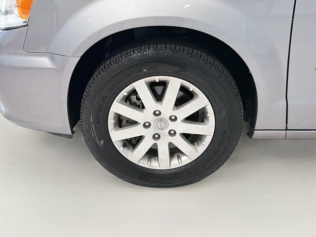 Used 2014 Chrysler Town & Country Touring FWD image 27
