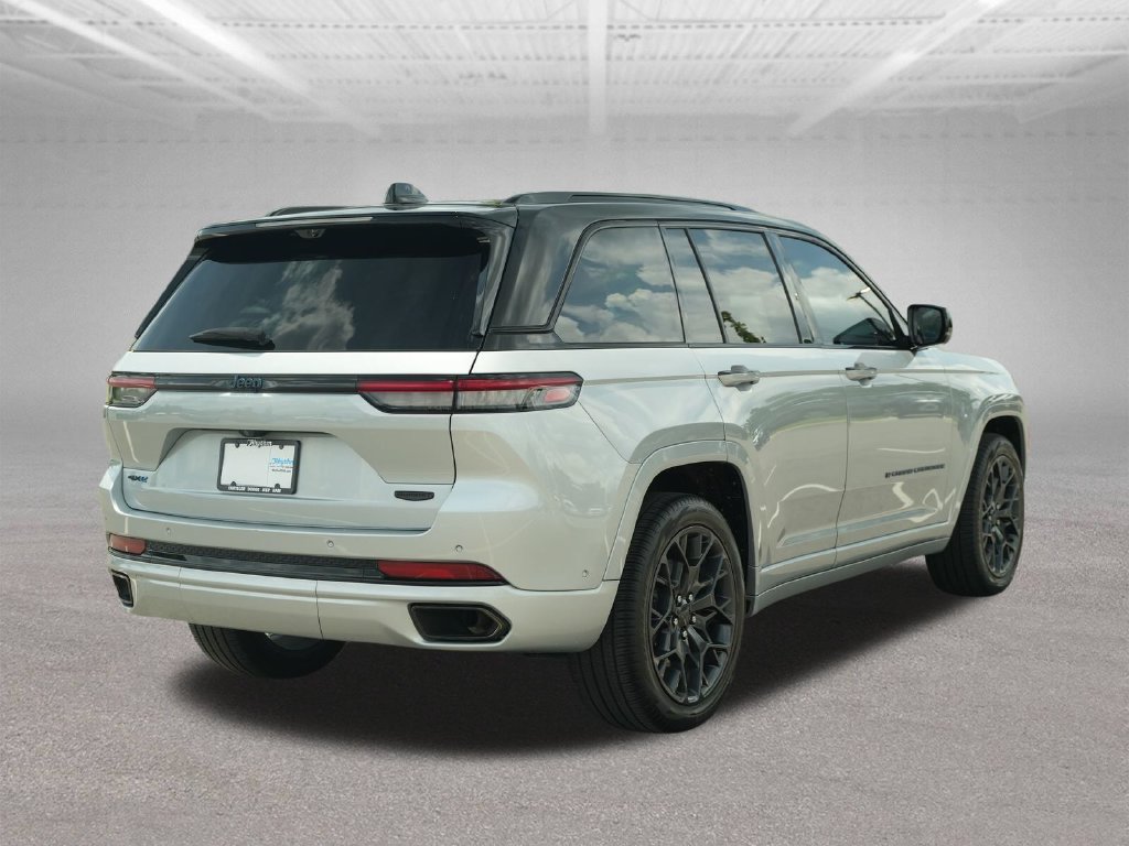 Used 2023 Jeep Grand Cherokee Summit AWD/4WD image 9