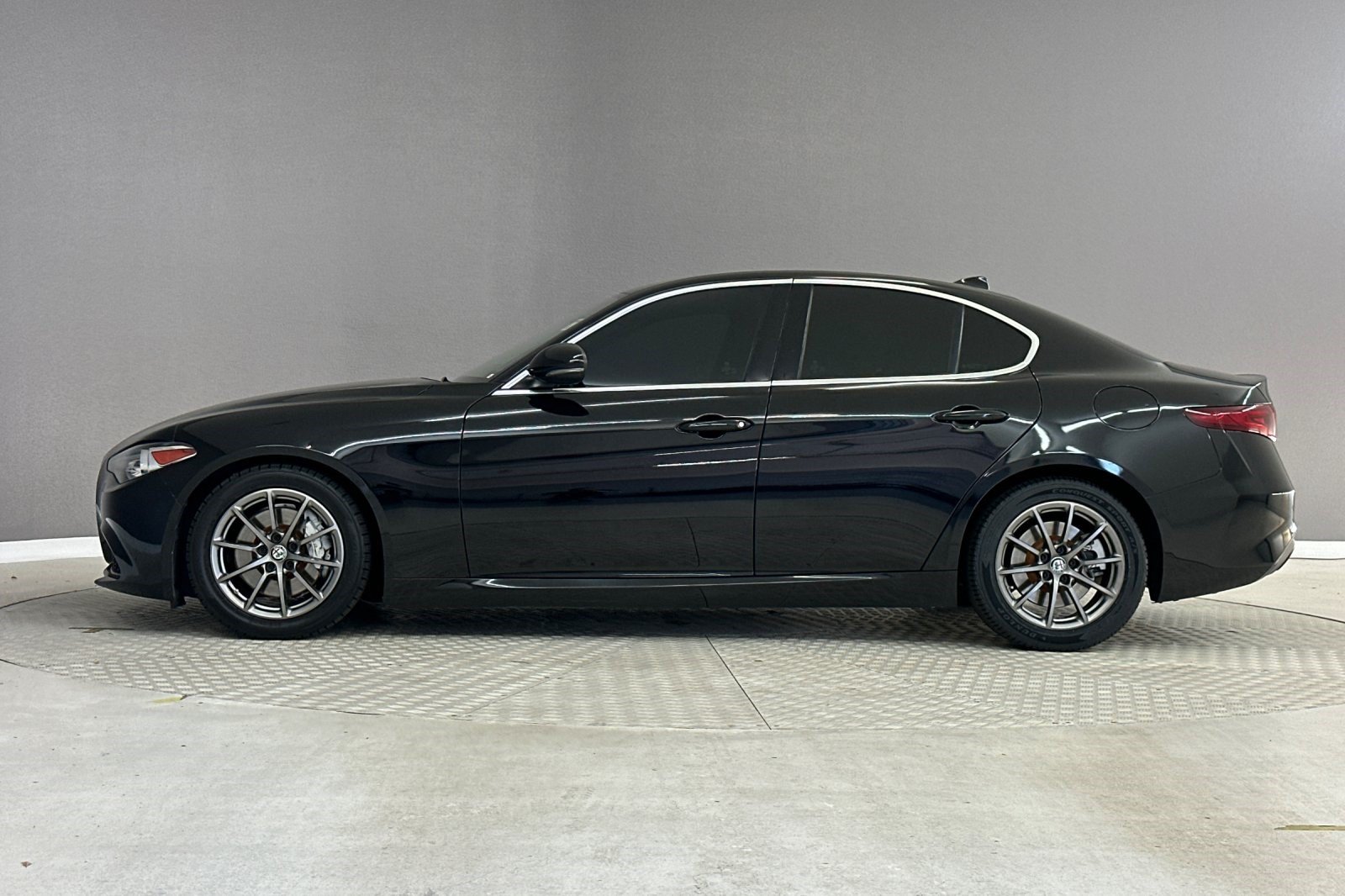 Used 2020 Alfa Romeo Giulia RWD image 2