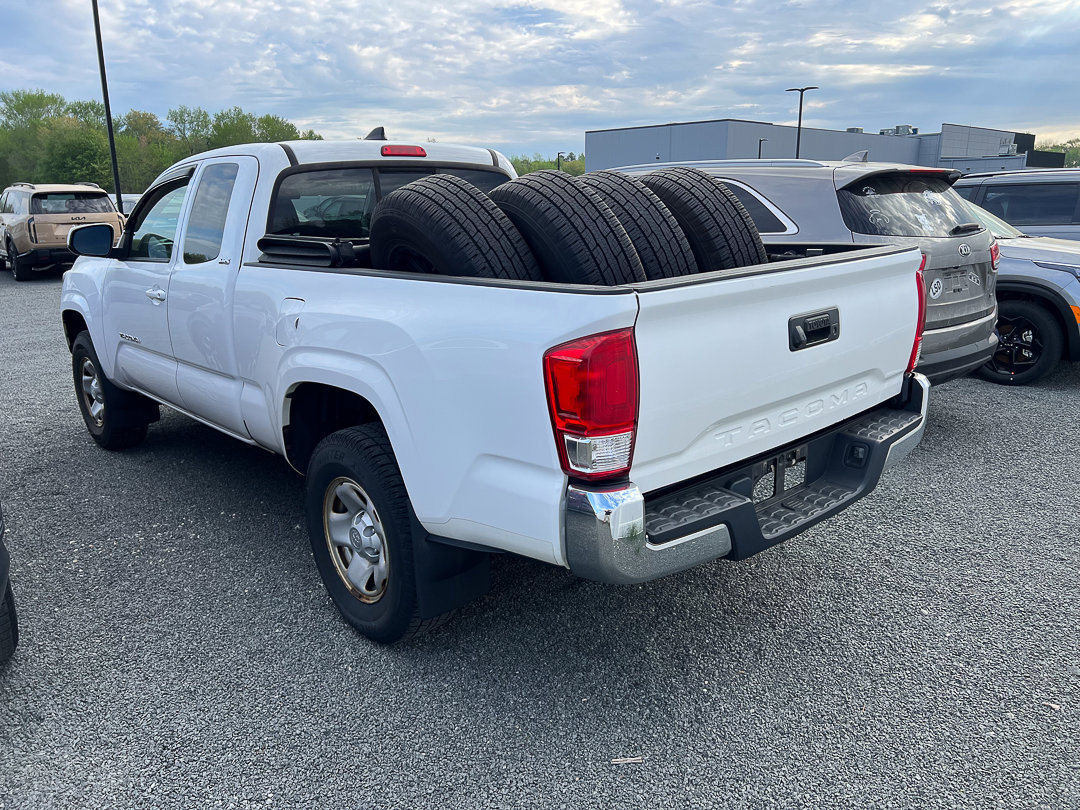 Used 2016 Toyota Tacoma SR5 RWD image 2