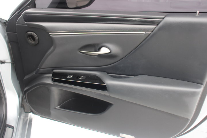 Used 2022 Lexus ES 300h w/ Accessory Package 2 FWD image 18