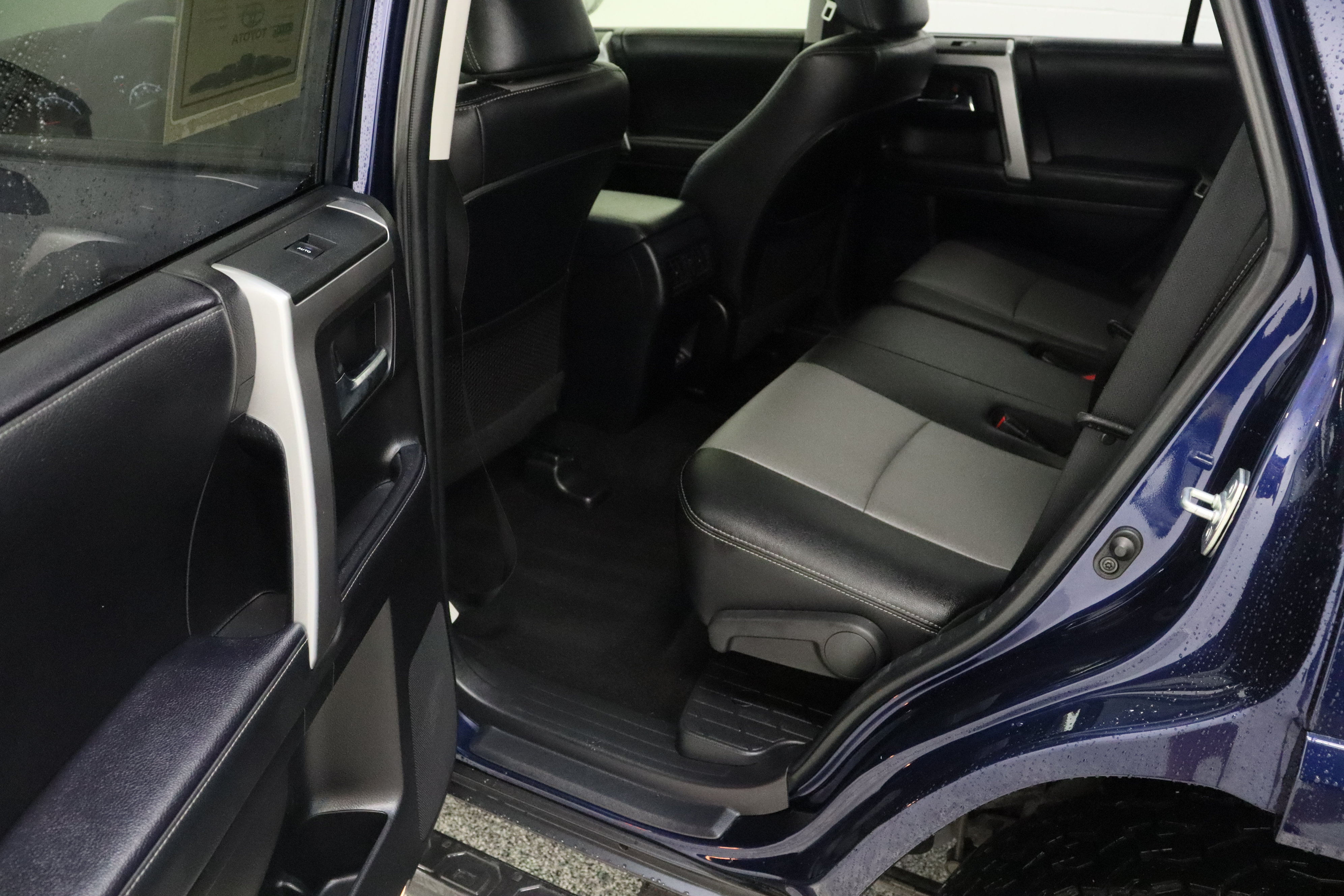 Used 2022 Toyota 4Runner SR5 Premium w/ Moonroof Package RWD image 30