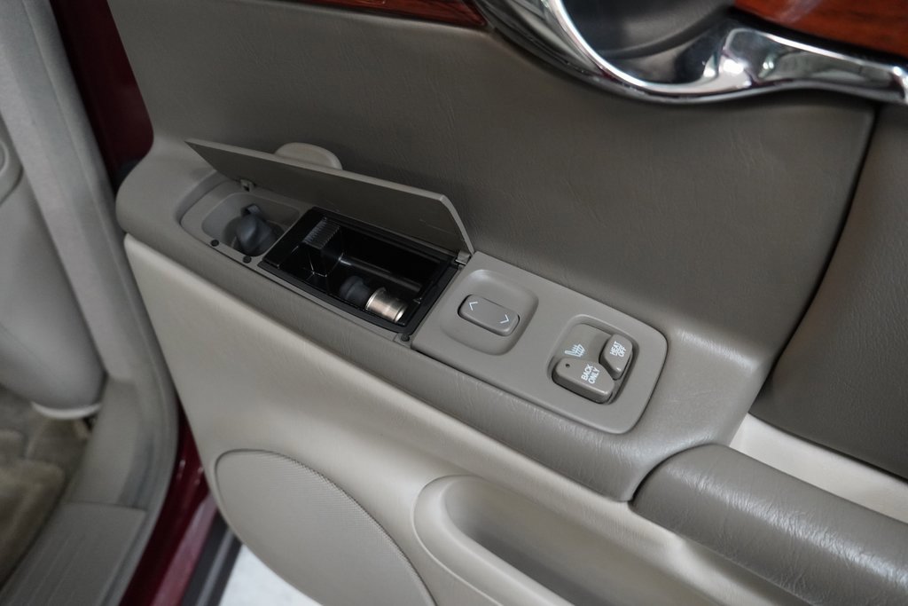 Used 2000 Cadillac De Ville w/ Comfort/Convenience Pkg image 31