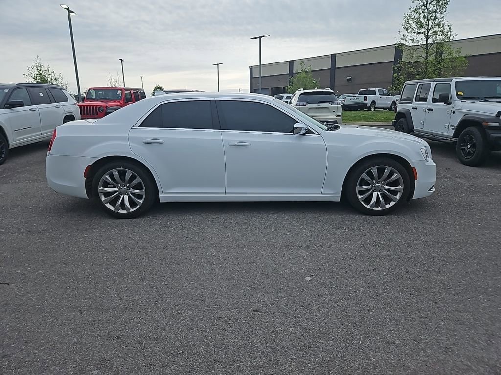 Used 2019 Chrysler 300 Touring w/ Chrome Appearance Package image 8