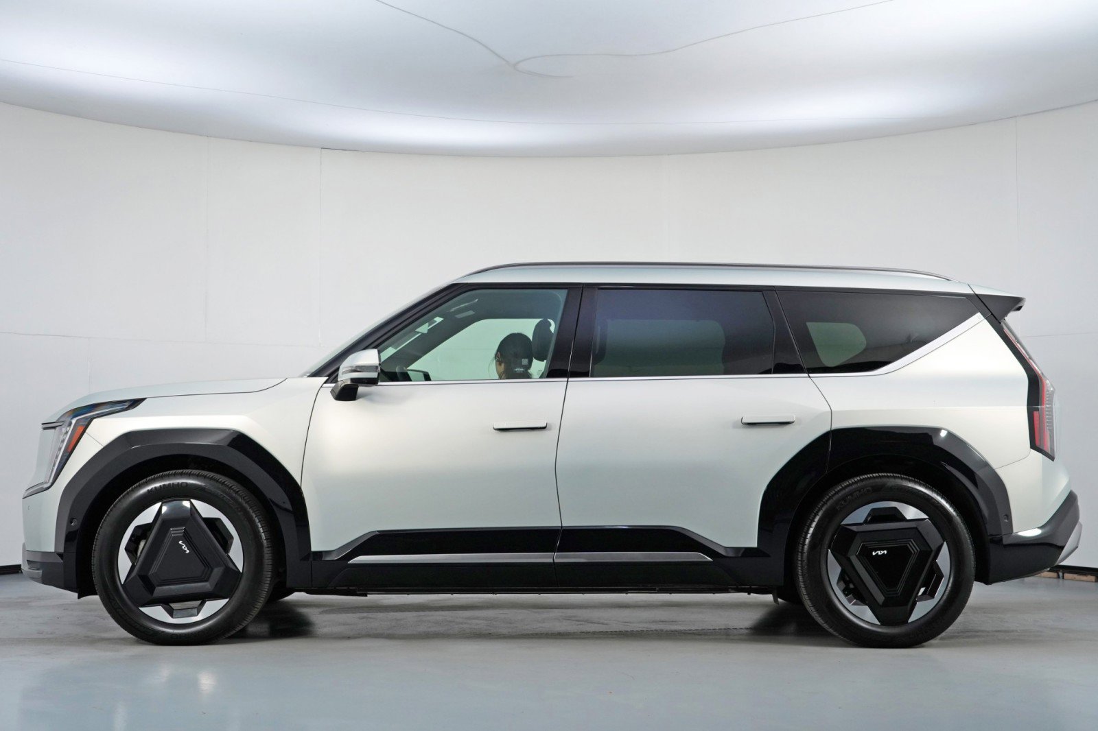 Used 2024 Kia EV9 Land image 9
