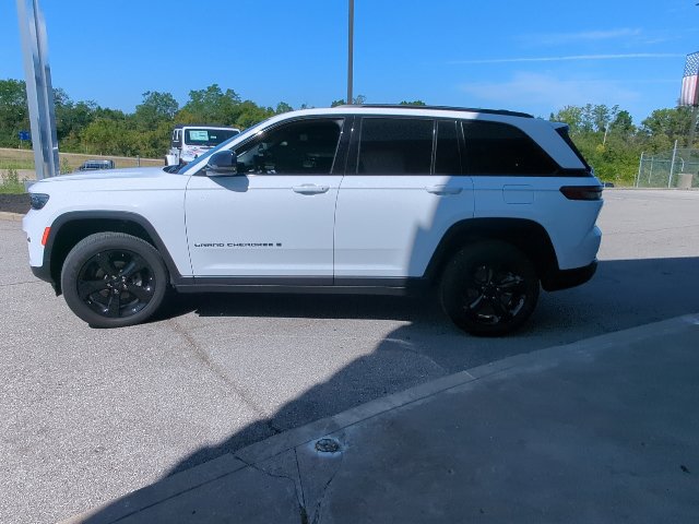 Used 2024 Jeep Grand Cherokee Altitude AWD/4WD image 28