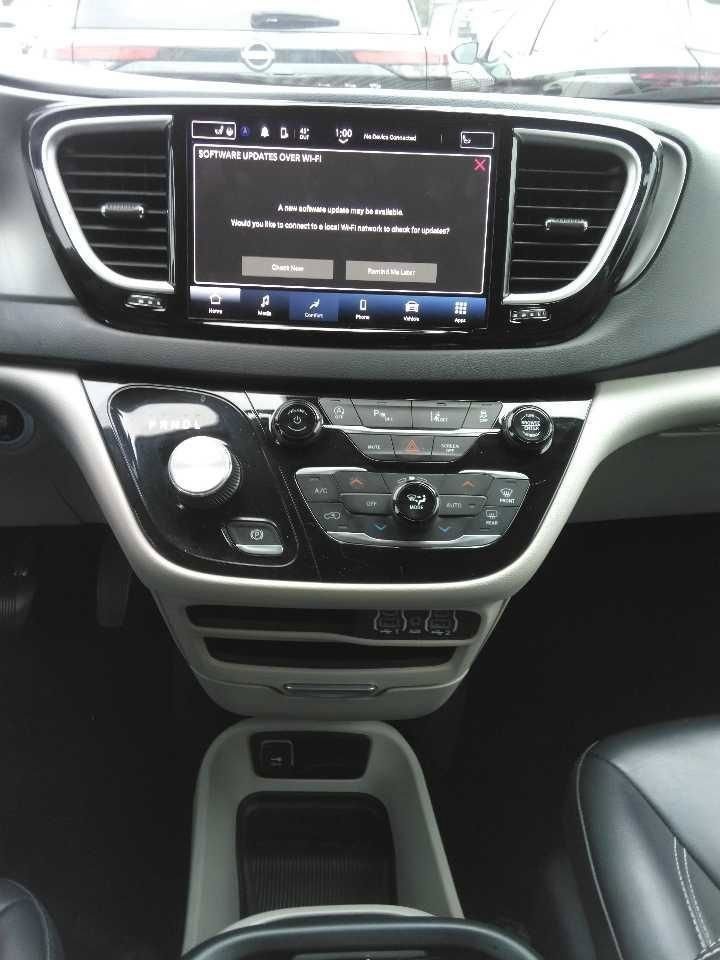 Used 2023 Chrysler Pacifica Touring-L image 9