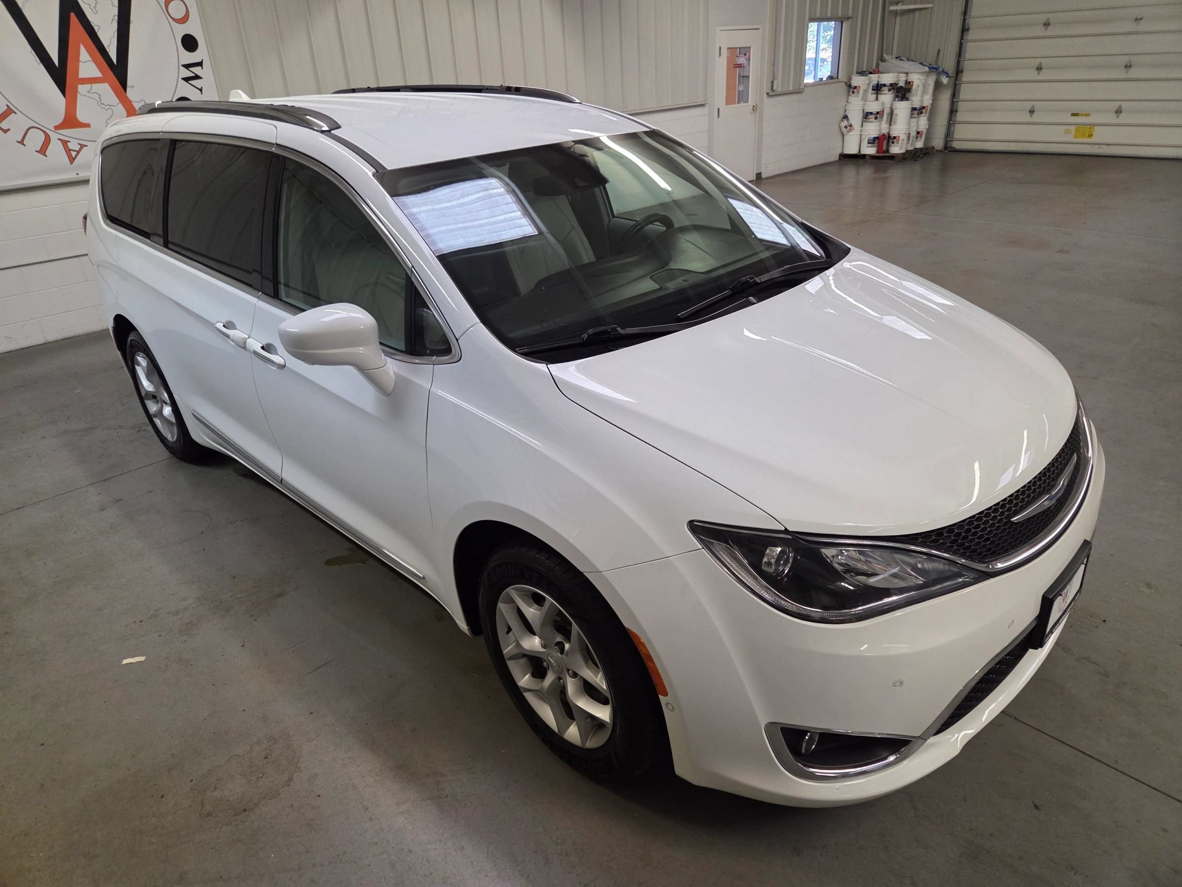 Used 2018 Chrysler Pacifica Touring-L Plus FWD image 11