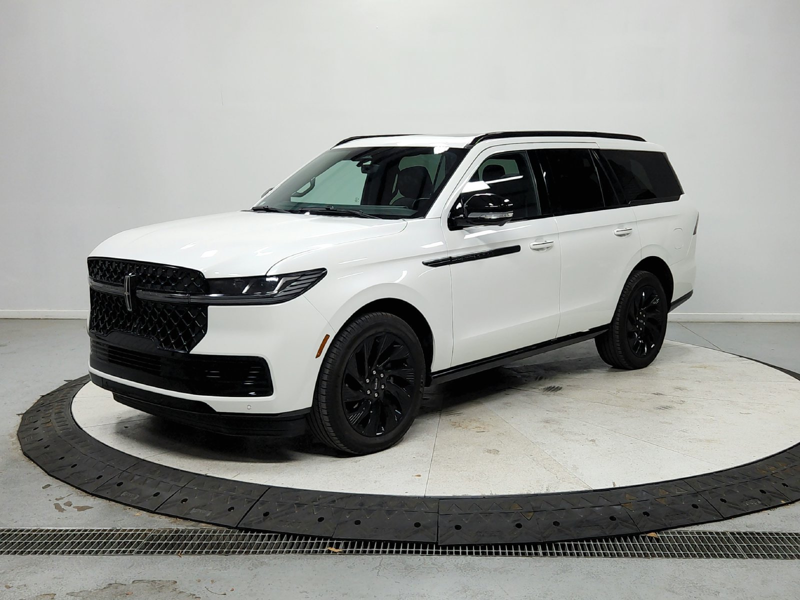 Used 2026 Lincoln Navigator Reserve w/ Jet Appearance Package AWD/4WD image 4