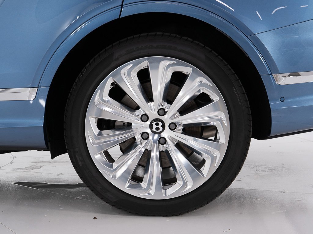 Used 2025 Bentley Bentayga image 45