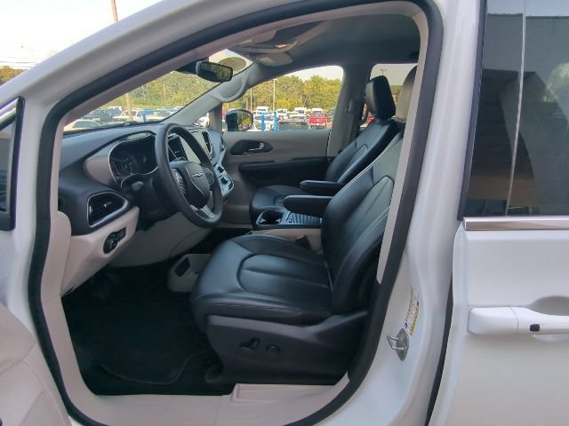 Used 2024 Chrysler Pacifica Touring-L FWD image 15