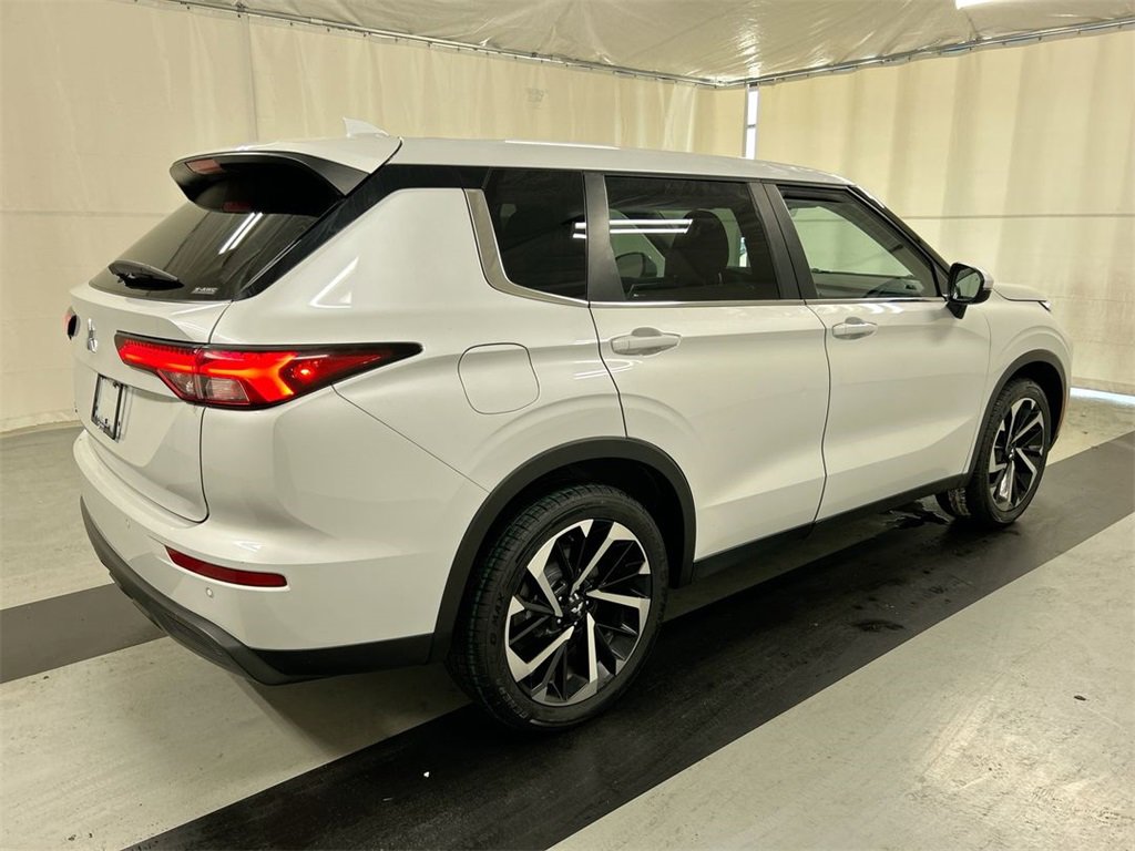 Used 2022 Mitsubishi Outlander ES image 2