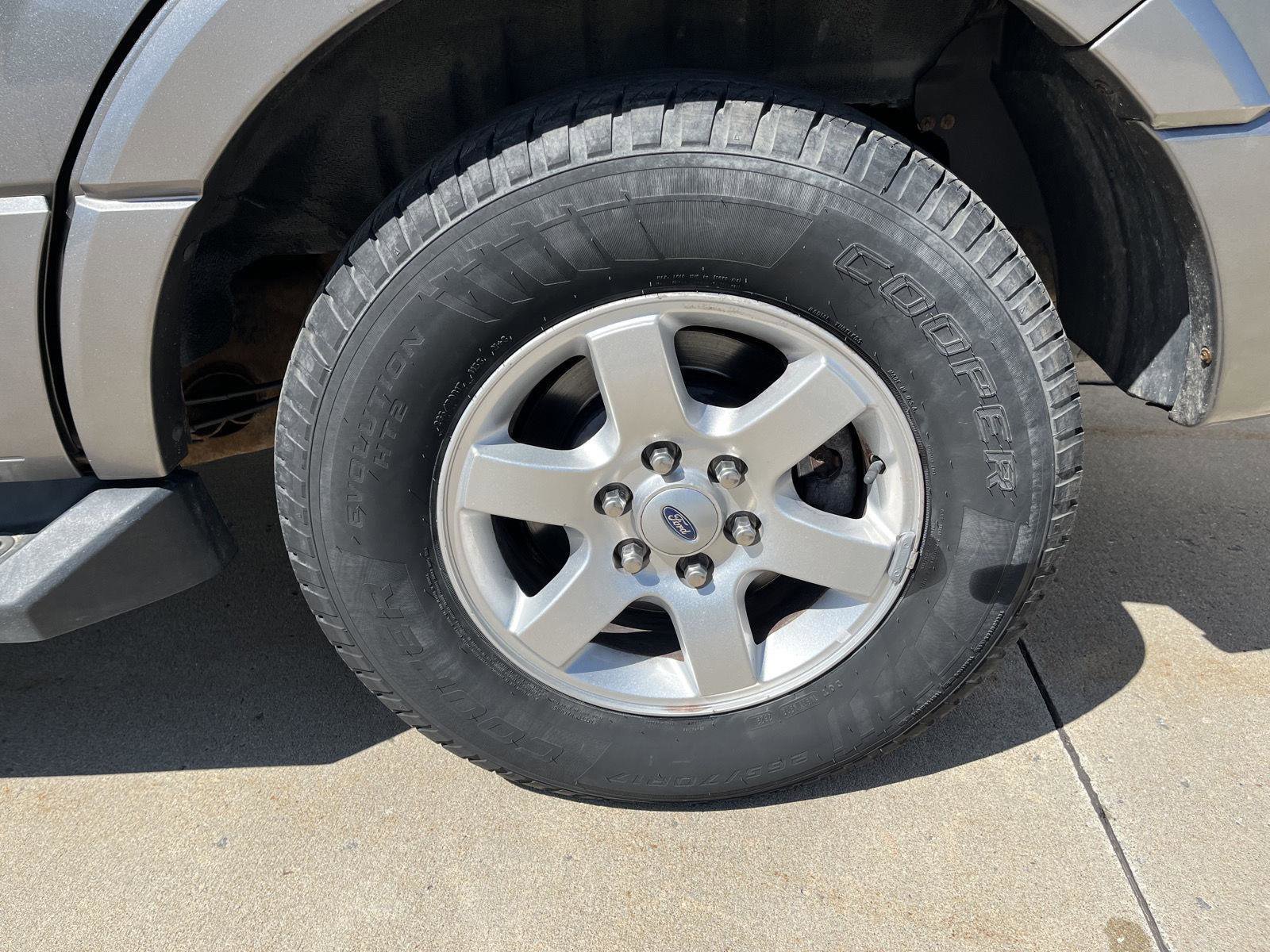 Used 2010 Ford Expedition XLT AWD/4WD image 9