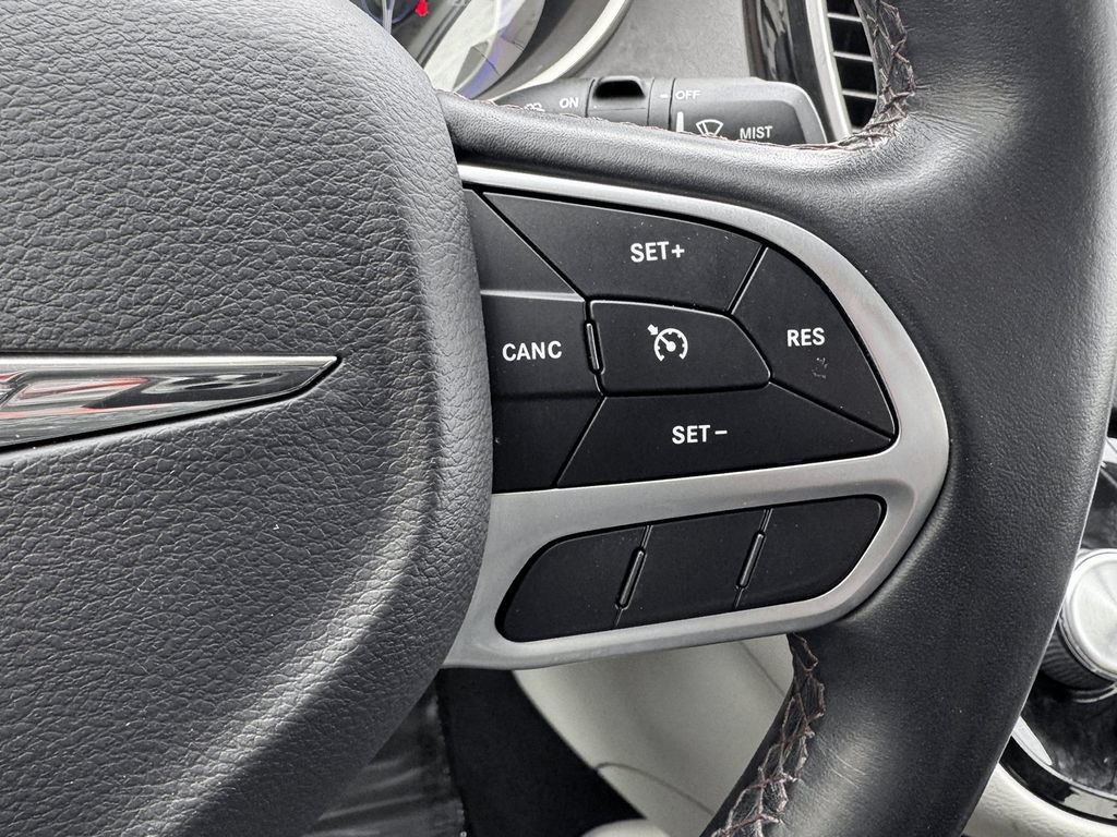 Used 2018 Chrysler Pacifica Touring-L FWD image 19