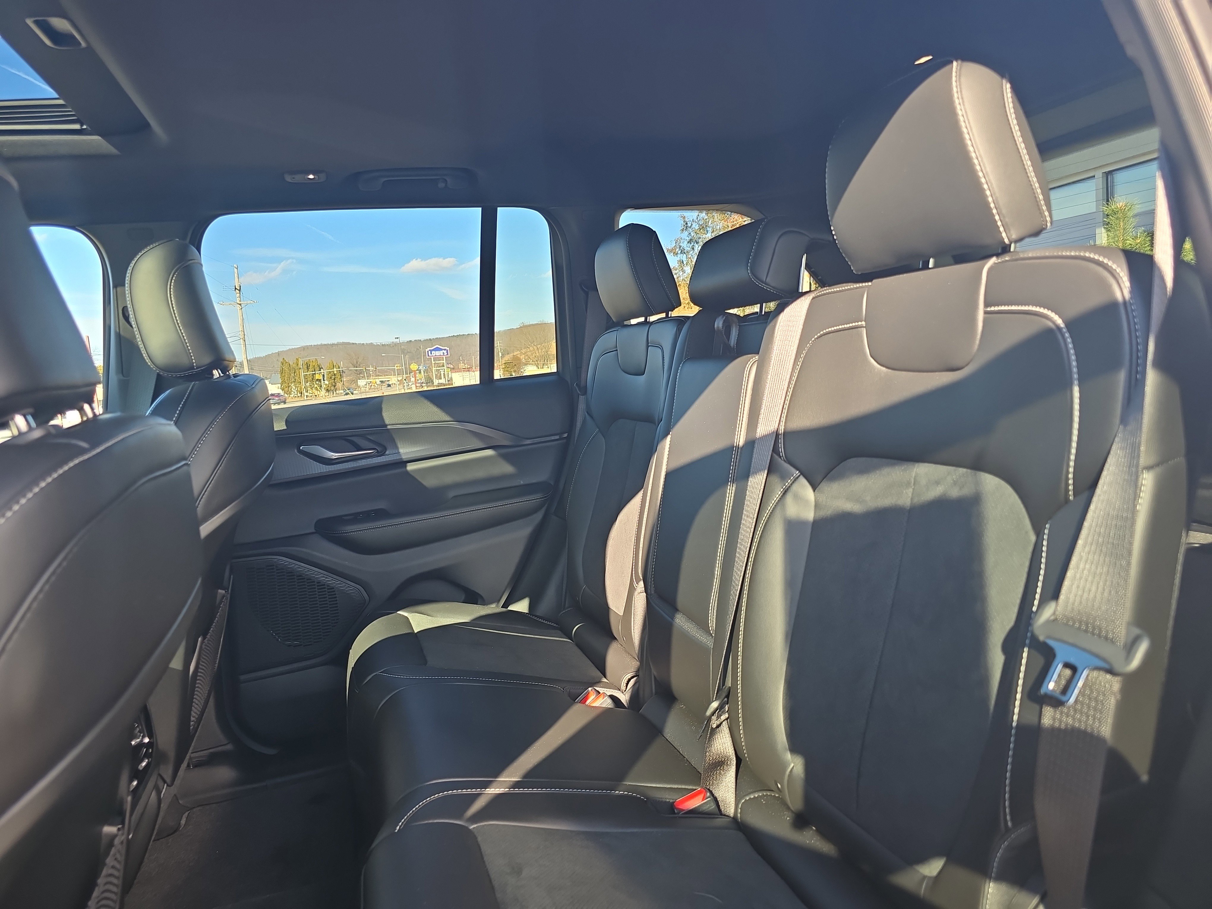 Used 2025 Jeep Grand Cherokee Altitude image 14