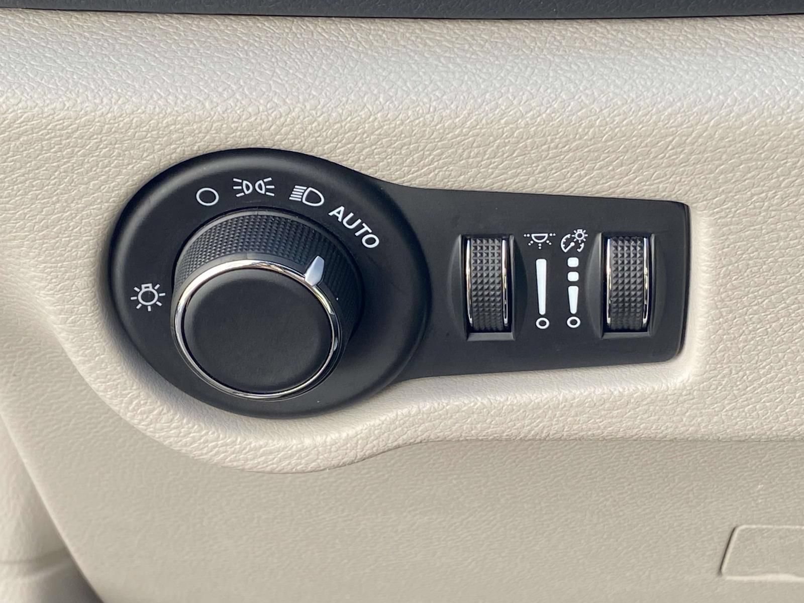Used 2023 Chrysler Voyager LX FWD image 16