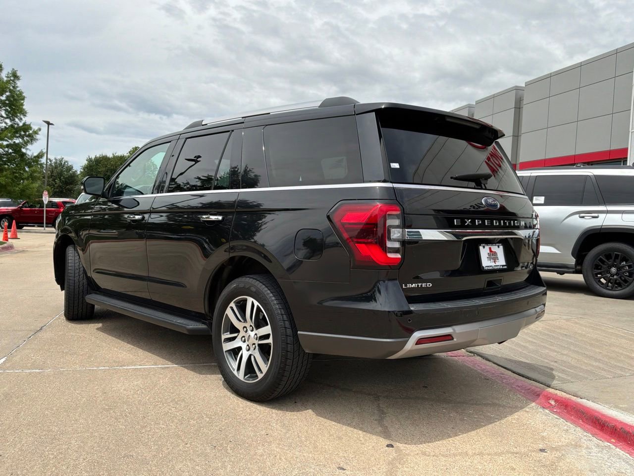 Used 2024 Ford Expedition Limited AWD/4WD image 7