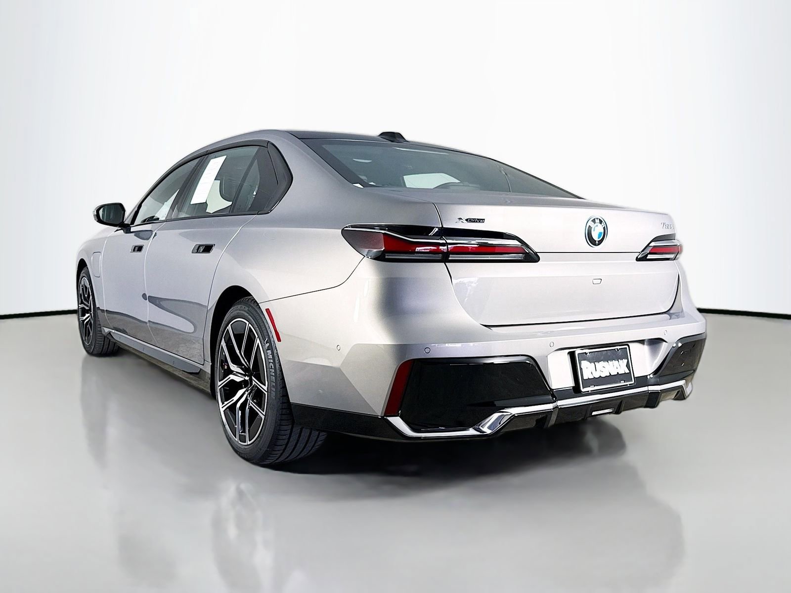 Used 2025 BMW 750e xDrive w/ Executive Package image 5