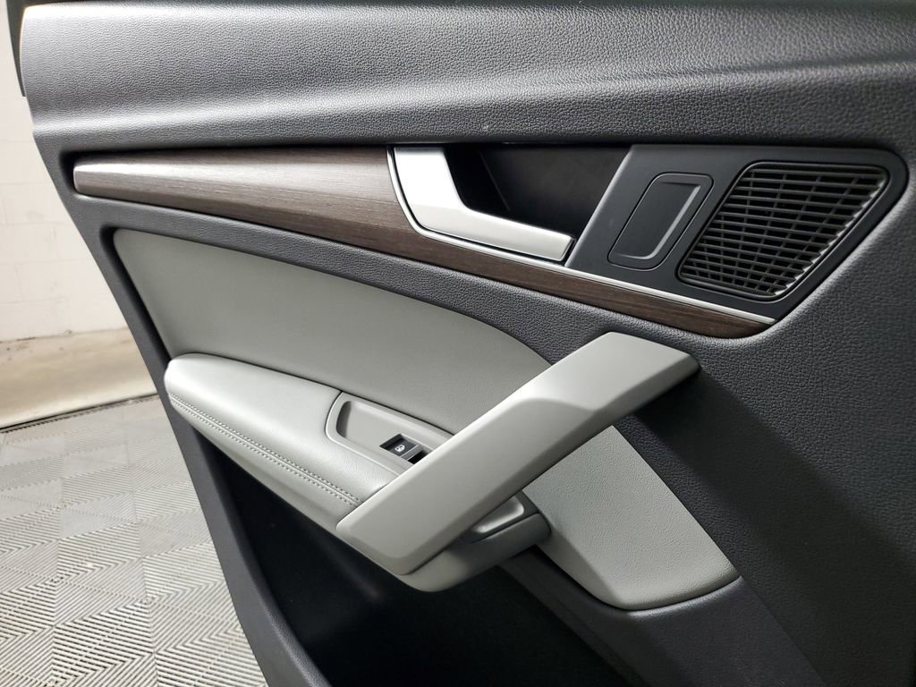 Used 2024 Audi Q5 e Premium Plus w/ Premium Plus Package image 17