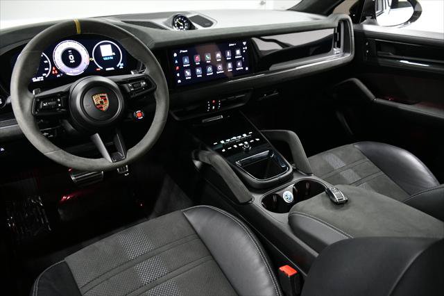 Used 2024 Porsche Cayenne Turbo GT AWD/4WD image 38