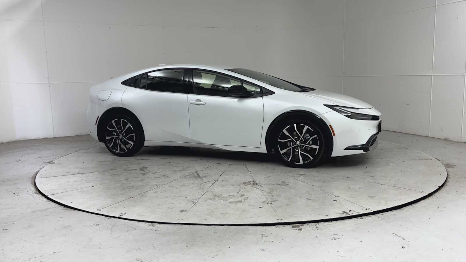 Used 2025 Toyota Prius Plug-In Hybrid FWD image 2