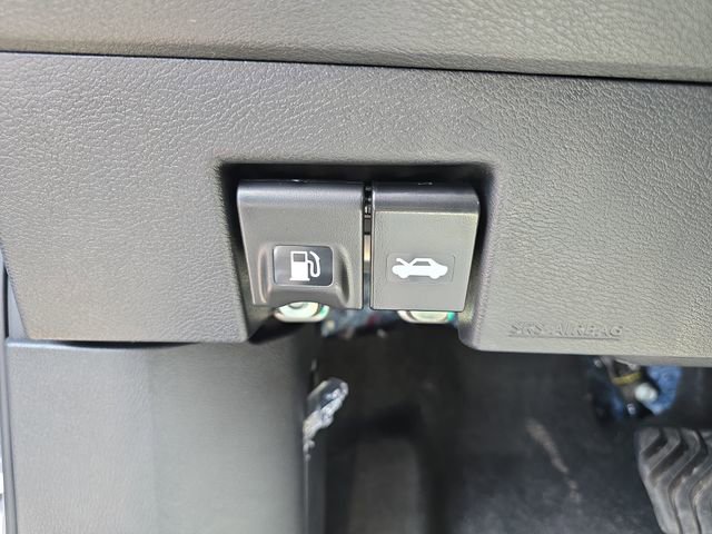 New 2025 Nissan Versa SR w/ Trunk Package FWD image 29