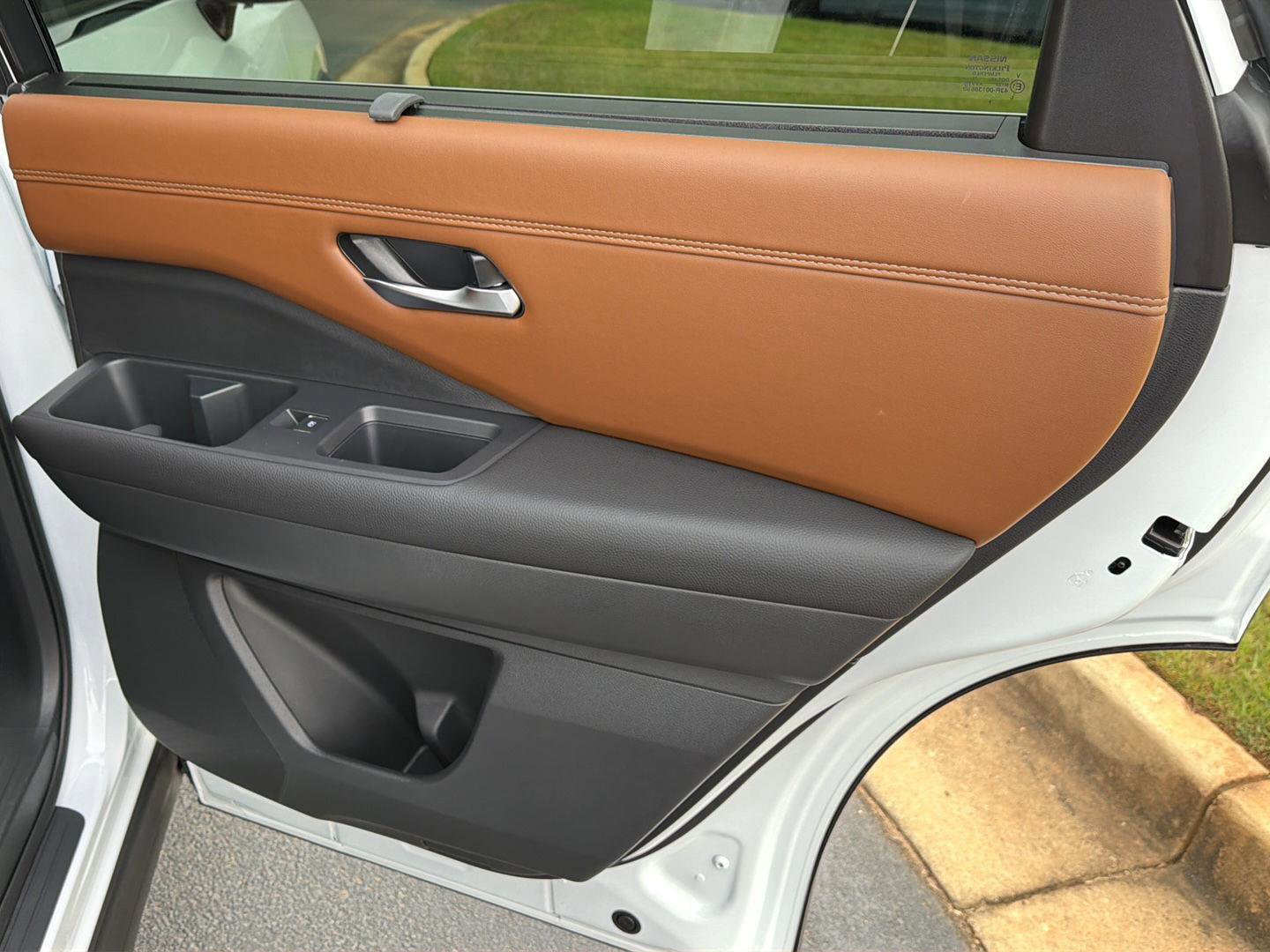 Used 2025 Nissan Pathfinder Platinum FWD image 17