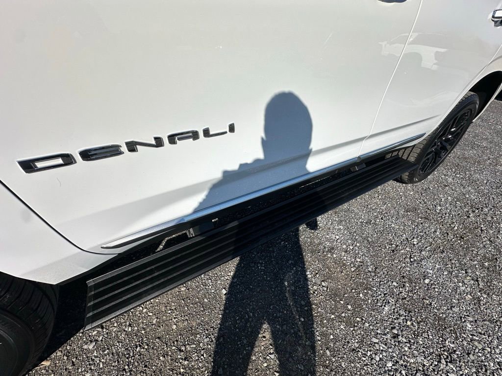 Used 2025 GMC Yukon Denali w/ Sun & Power Step Package image 9